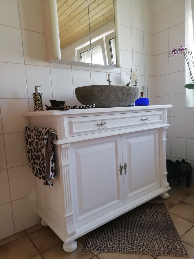Landhaus Waschtisch "Allora" mit Flusssteinbecken von Land und Liebe