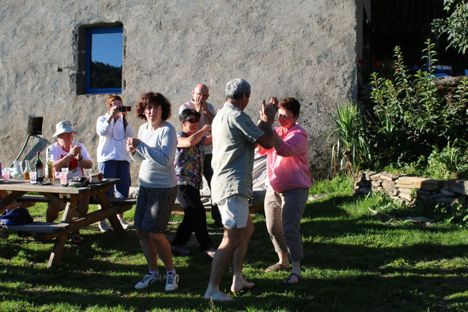 Après l'apéro on danse, sur un air d'harmonica, la Bourrée pas bourés..!