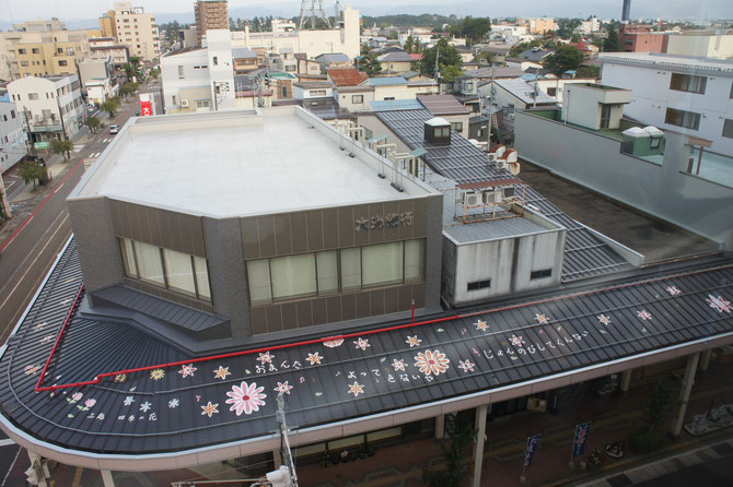 「あすとぴあ高田」の５階から高田の街を望む。雁木風アーケードの屋根にも粋な計らいがありました