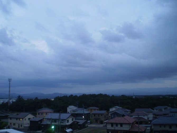 昨夕からの快晴から一転、午後から厚い雲に覆われてきたうみまちの空。スーパームーンの姿は次回までお預けでしょうか