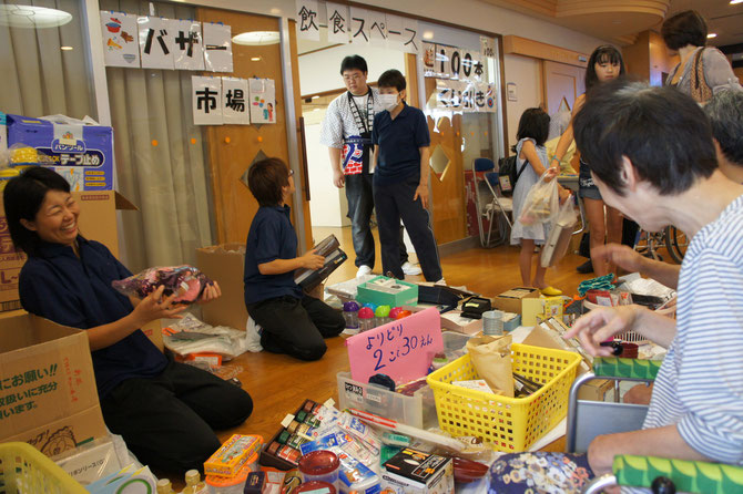 こちらは『バザー市場』。「もうちょっと、まけてくれない？」。会話が弾みます