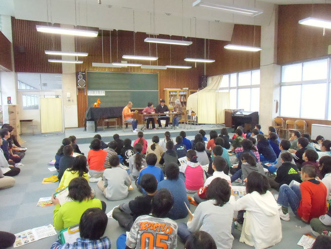認知症劇『寸劇のコメさん』を真剣に見入る、大潟町小学校5年生のみなさん