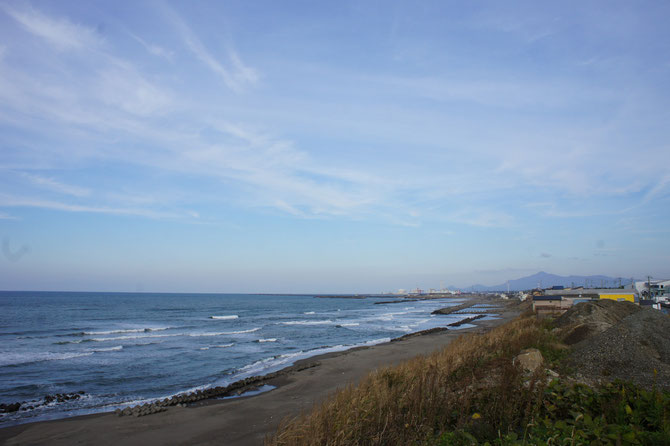 今日のなおえつ海岸。遠くに映るは「米山（よねやま）」。冬に備えて、たっぷりと「お日さま充電」しました