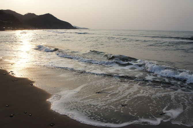 去る２月２８日（日）のうみまち海岸。穏やかな夕暮れの景色から、明日への希望が湧いてきました。これからも当ページをよろしくお願いします