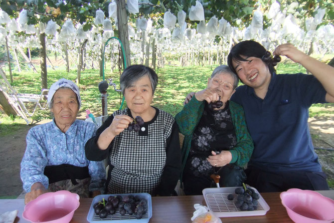 たくさんのぶどうに囲まれて。今年もありがとうございました（写真左がオーナーの箕輪さん）