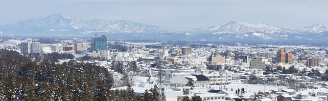 金谷山から眺める高田市街地。工事中の建物は今年4月に開業予定の16階ビル「あすとぴあ高田」。左奥には米山、右奥には尾神岳を望みます