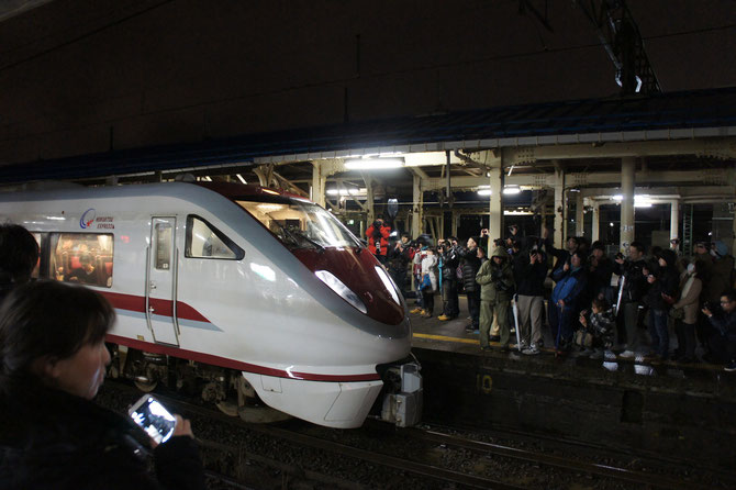 別れを惜しむ多くの鉄道ファンに見守られながら出発。１８年間、くびき野を駆け抜けたその雄姿。一生、忘れません。ありがとう！