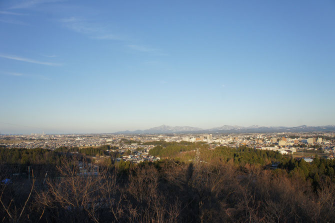 写真は今年最後の青空に包まれた上越のまち（１２月２０日）。２０１６年もよろしくお願いします！