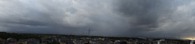 今日の屋上からの景色。街中が雨雲に押しつぶされそうです。明日はお天気を期待してます