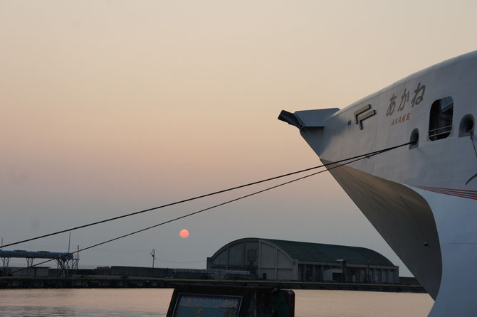 今日の夕刻の直江津港。高速フェリー「あかね」に「あかね色の空」。夏の日本海の景色は心のオアシス