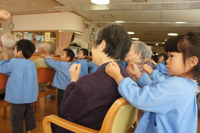 歌に合わせて「肩たたき」。小さなこぶしから、園児さんの「やさしさ」が伝わってきました