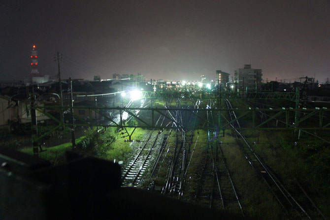 今日の帰り道の途中。直江津駅近くの跨線橋に立ちより、雨の中、しばし景色を眺めました。