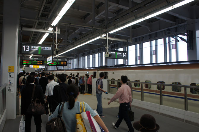 はくたかの到着に賑わいを見せる、今日の上越妙高駅。この半年間で人の流れが大きく変わりました