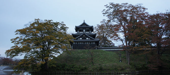 今日の高田城三重櫓。開府400周年の秋も間もなく終わりを告げようとしています