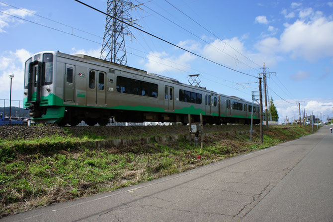 会場となった上越文化会館の脇を、ちょうど「妙高はねうまライン」の普通列車が通過していきました。