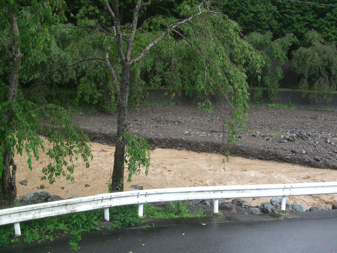 一級河川の身延川も増水で泥水状態、崖から岩が転げ落ちています