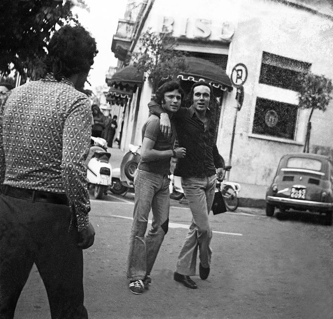 Gianni Cima e Enzo Petronilli fuori il bar Italia