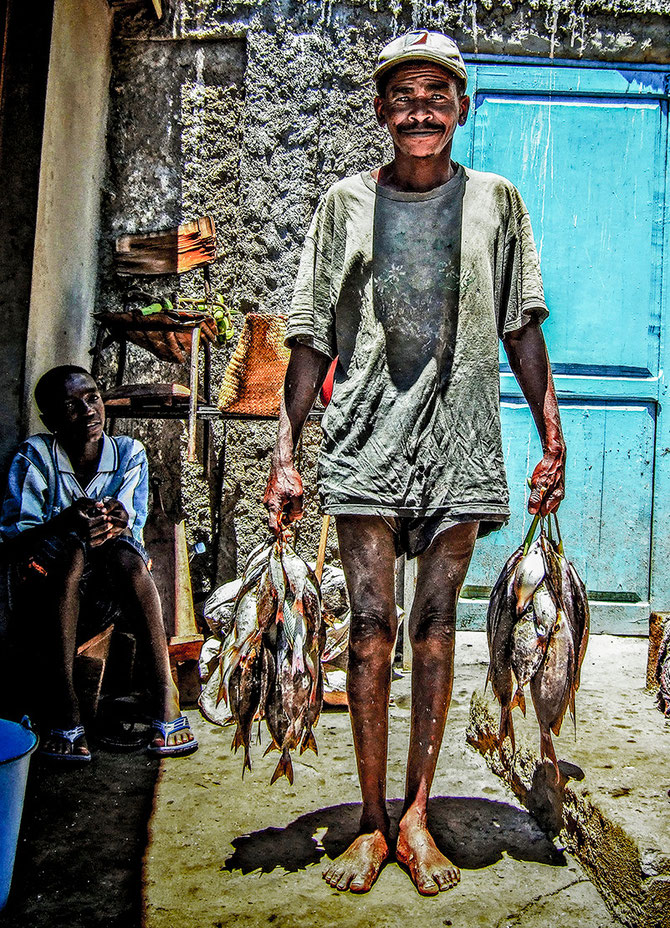 Nosy Komba, venditore di pesce.