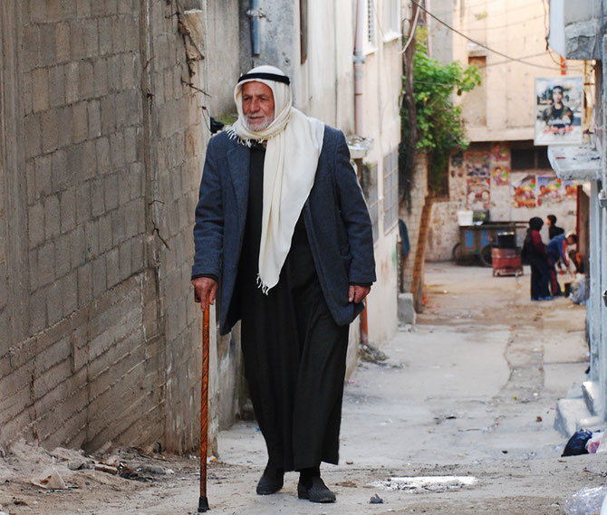 Anziano in una strada di Nablus