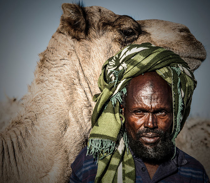Nomade afar e il suo dromedario