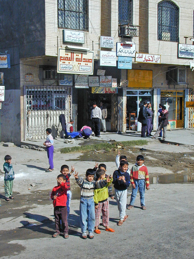 Bambini in una strada di Bagdad (2003)
