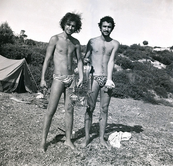 Massimo Brandolini e Piero Campanella in campeggio in Sardegna (1970)