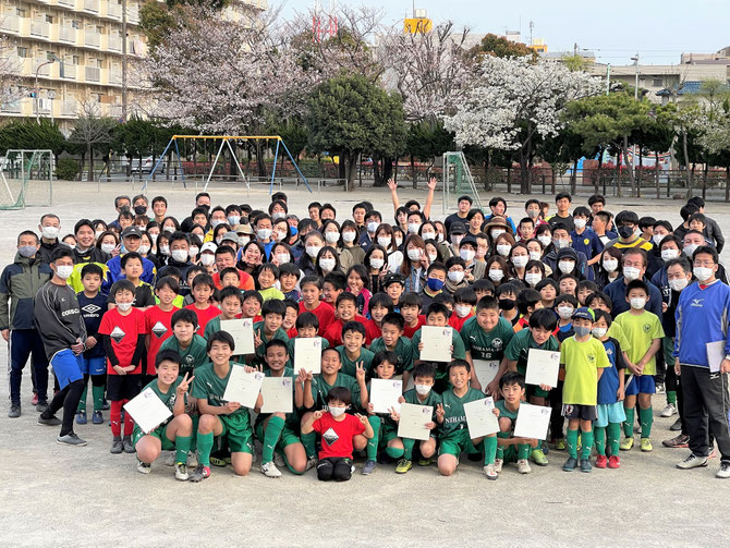 卒団する６年生　高３,中３,中１を中心にＯＢもたくさん参加してくれました。みなさんこれからも待ってまーす。