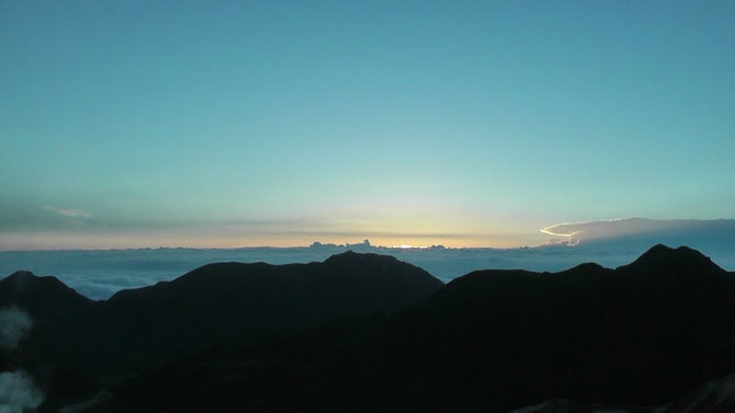 大船山山頂右より日の出 (画像をクリックで拡大します)