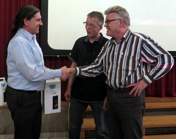 Verabschiedung Theodor Meyer / Personen auf dem Bild li nach re Theodor Meyer, André Burkhard (Kommandant) und Dieter Felber (Verbandspräsident)