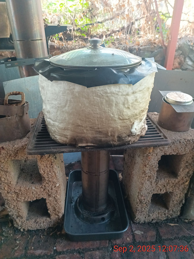 15 litre stainless stockpot with ceramic fibre thermal insulation, on the 5" Navigator Burner
