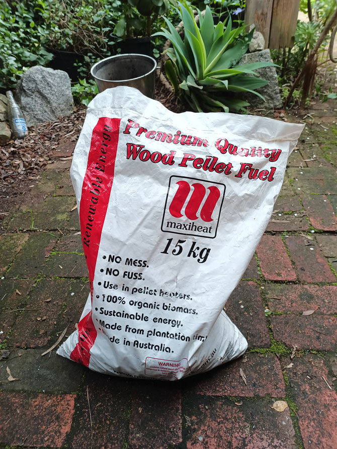 An almost perfect wood pellet for the Permastove V4, or any well built TLUD. There's also a DIY option if you can afford an exxy electric pelletiser using 'waste' sawdust, rice husk or even microalgae or Cyanobacteria as a feedstock