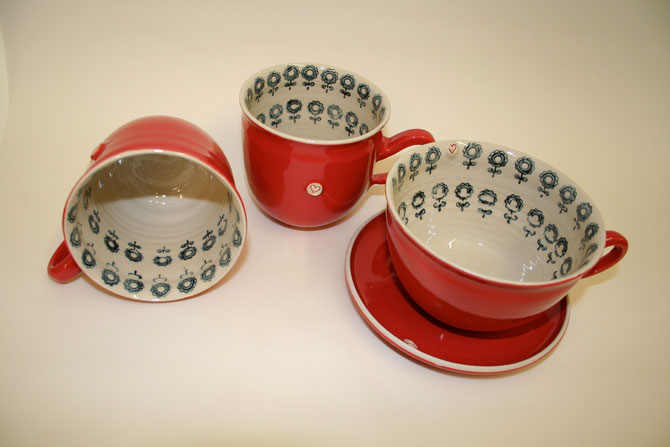 "mit Stiel"rot  grosse Tassen hohe Form 24€  Bowl Form 24€ Unterteller 12,50€ 