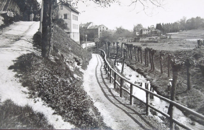 zeitgenössisches Foto. Der Pilosophenweg beginnt im Hintergrund, das Haus 55 ist aber verdeckt