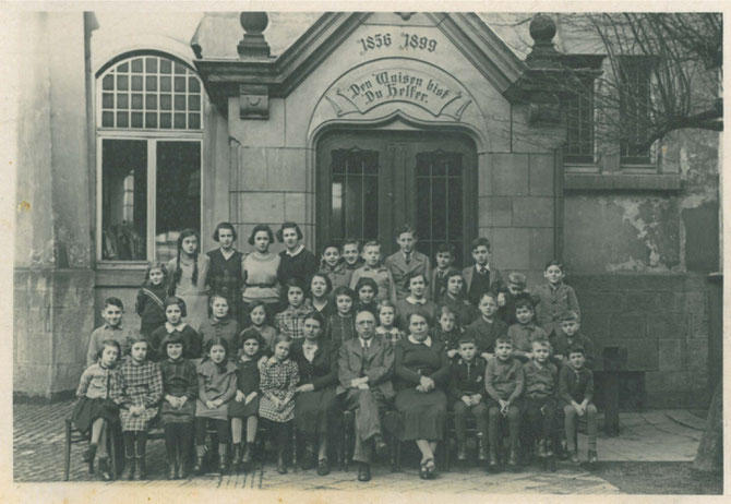 das Israelitische Waisenhaus in Kassel mit Levi und Sara Heilbrunn (vorn in der Mitte) ca. 1936