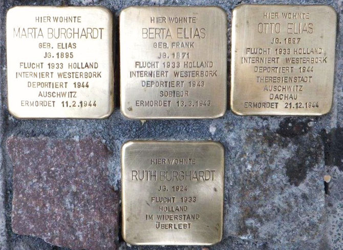 3 Steine nebeneinander für die Ermordeten (Martha, Berta und Otto), darunter der von Rurt Burghardt, die nach Holland geflohen ist un im Widerstand überlebt hat