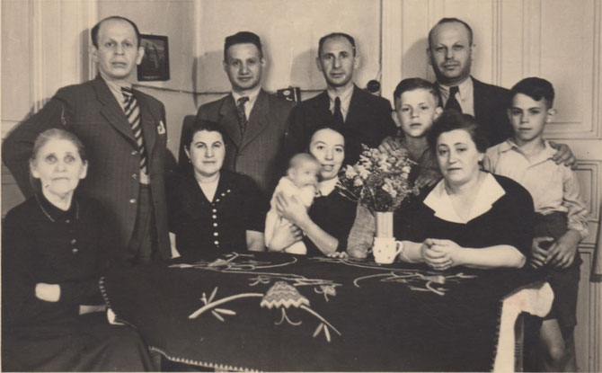  Die Familie zusammen: (von links)  Benjamin Ziering, Abraham Kott, Leo Ziering, Isaac Ziering  Herman Ziering , Cilly Ziering, Sigi Ziering, Zilla Ziering holding Jutti, Anna Kott , ganz links  ev. Rifka Ziering, Annas Mutter