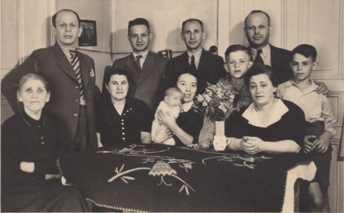 the Ziering family: (back from left) Benjamin, Abraham, Leo and Isaac with his sons Herman and Sigi, (front row from right) Cilly, Zilla holding Jutti, Anna, far left ev. Rifka, anna`s mother (?)