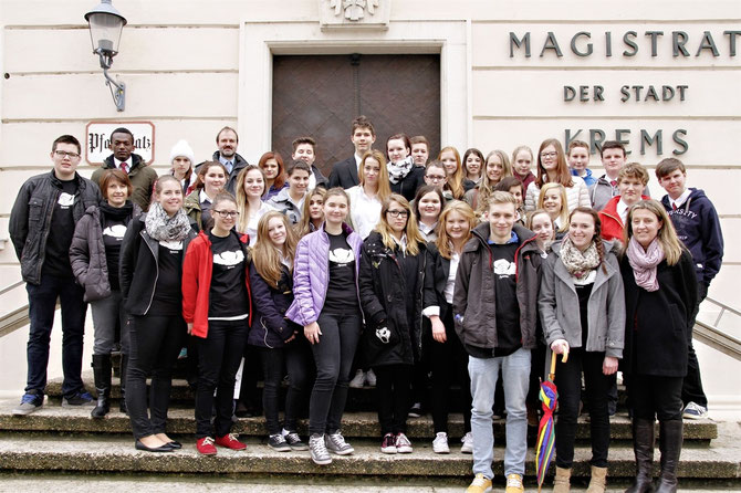  Bei einer spannenden Rätselrally durch Krems unter der Leitung von Gerlinde Jelinek waren die Schülerinnen und Schüler der HLF mit dem Krems- T-Shirt unterwegs. Foto: zVg