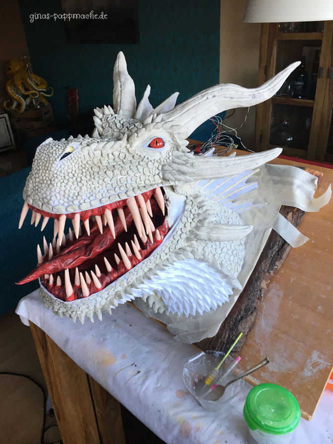 Drogon, papermache, papiermache, Drachenkopf, Drachentrophäe, handmade, ginas-pappmache.de, Skulptur, Schuppen, feuerrote Augen