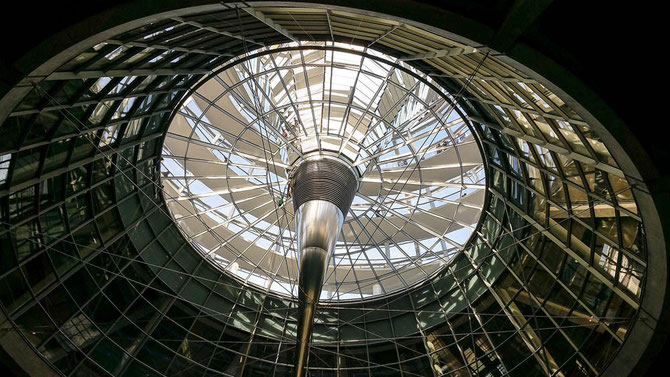 Mit seinen 360 Spiegeln Lichtquelle und Luftreiniger zugleich - der Trichter reicht bis in den Plenarsaal hinein