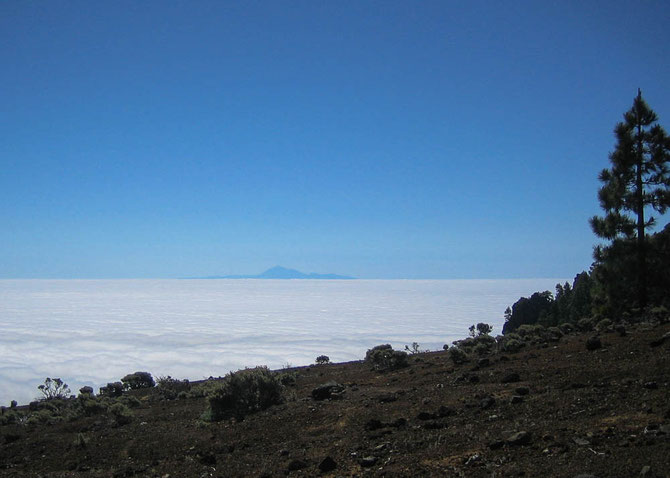 Der Teide - man kann ihn über den Wolken am Horizont erahnen