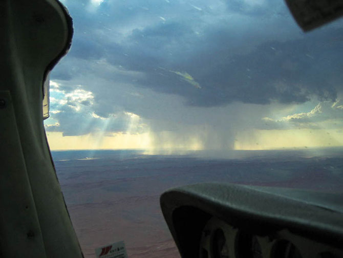 Wir fliegen mitten durch den Regen über die Namib