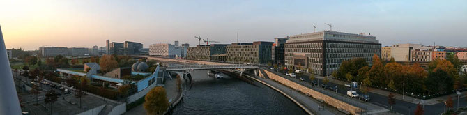 Auf der Brücke zwischen Paul-Löbe-Haus und Marie-Elisabeth-Lüders-Haus.