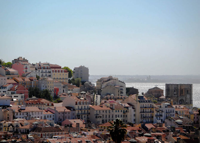 .....und auf den Rio Tejo. Rechts im Vordergrund die Doppelturmfassade der romanischen Basilika Se Patriarcal, Lissabons ältestes Gotteshaus