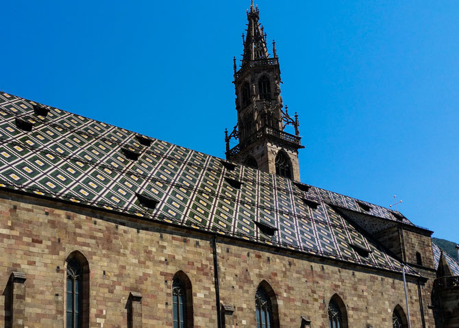 Die Kirche basiert auf einem romanischen Bau. Der spätgotische Turm wurde 1519 fertig gestellt