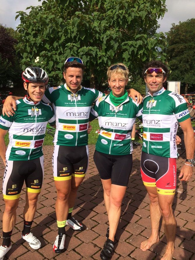 Marcel Wüst, ich, Florian Monreal und Andre Benoit vom Team Kuota (v.r.n.l) während der VOR-TOUR der Hoffnung 2014