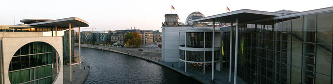 Links: Marie-Elisabeth-Lüders-Haus. Rechts: Paul-Löbe-Haus. Im Hintergrund: Kuppel des Reichstages.