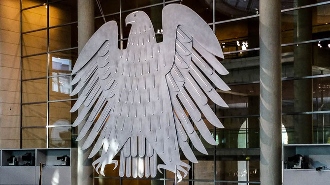 Der Bundestagsadler im Plenum des Bundestages umfasst eine Fläche von 58 qm