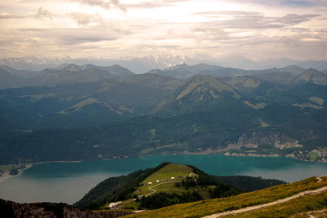 Ein Stück unserer Route ins Tal zum Wolfgangsee kann man gut ausmachen.