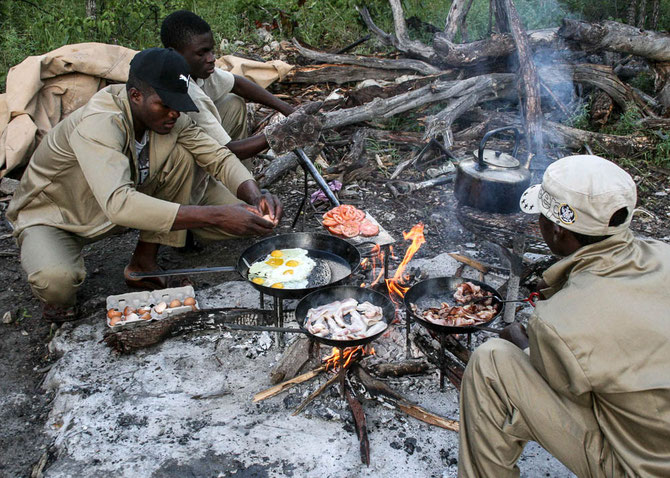 Ein Frühstück inmitten des Buschs. "Jenseits von Afrika" lässt grüßen. Nach der Wanderung an diesem frühen Morgen hat das richtig gut getan. Lecker war's!